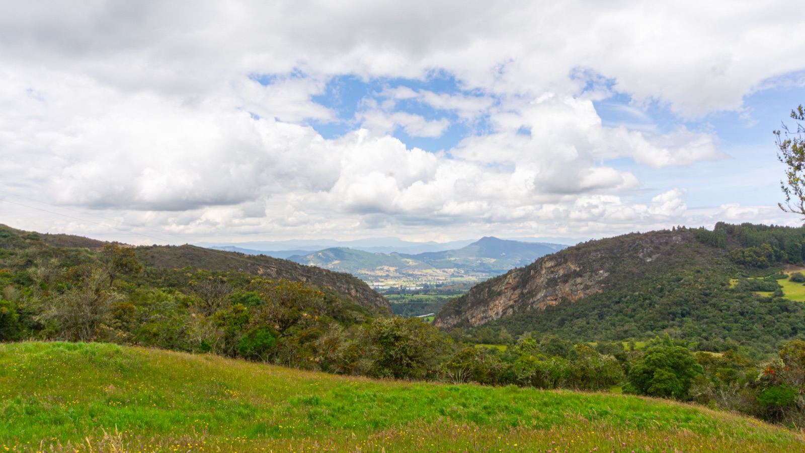 Vista de la Cordillera Oriental desde el páramo de Guasca, con el valle abriéndose entre farallones