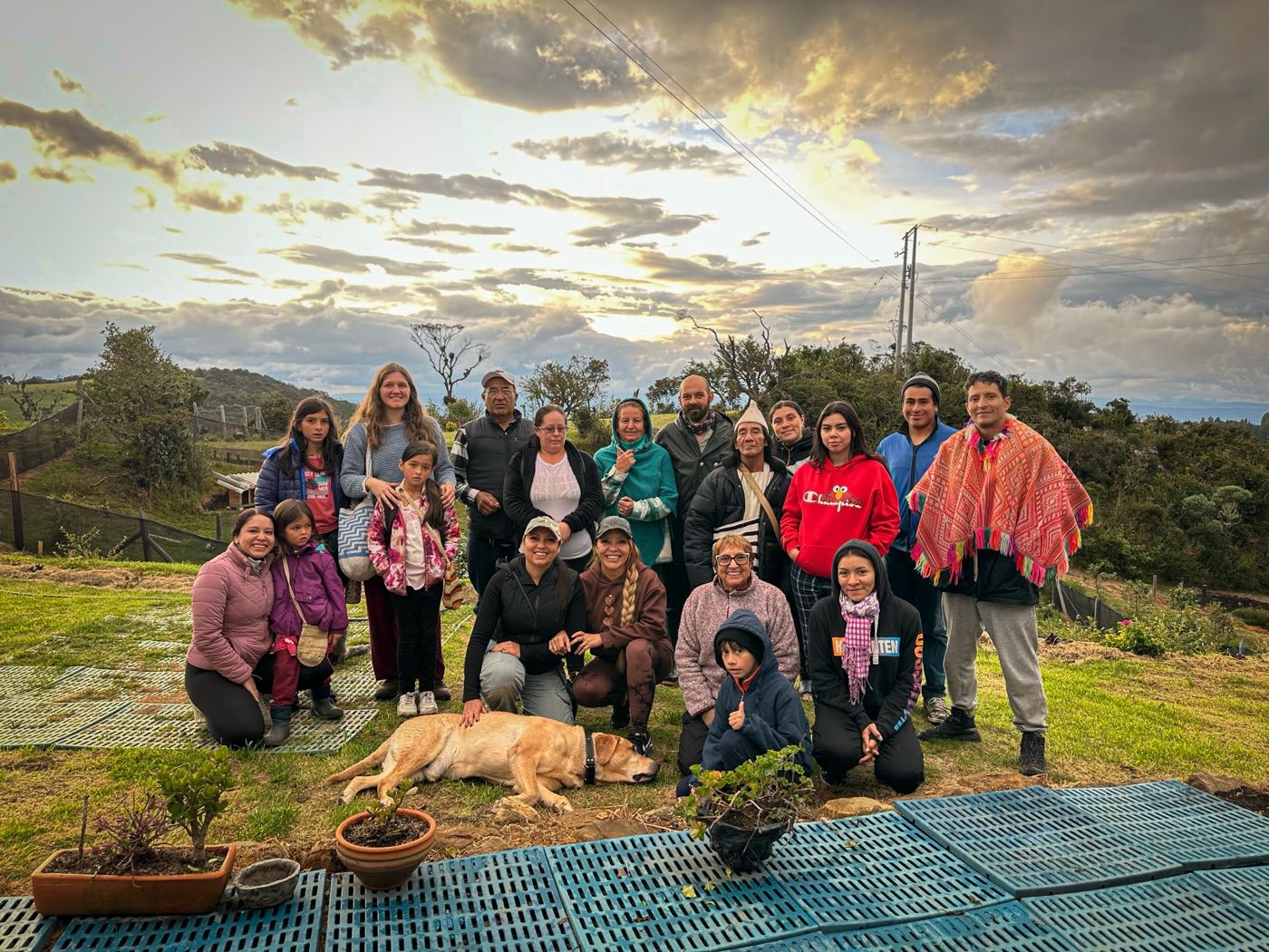 Foto de grupo al atardecer en la reserva Renasie, en Guasca