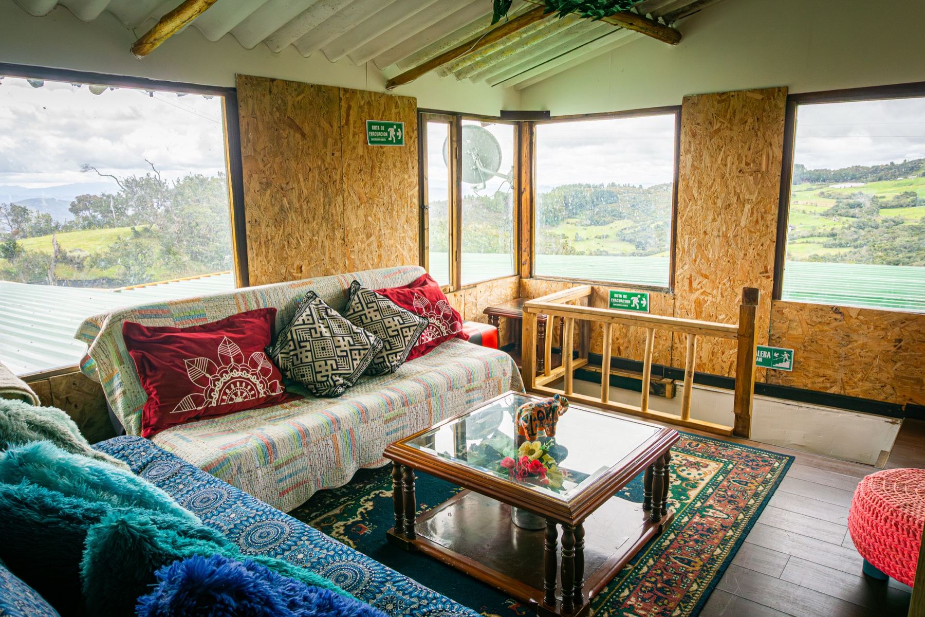 Sala con ventanales y vista al valle — plan Refugio de Bienestar en el Páramo