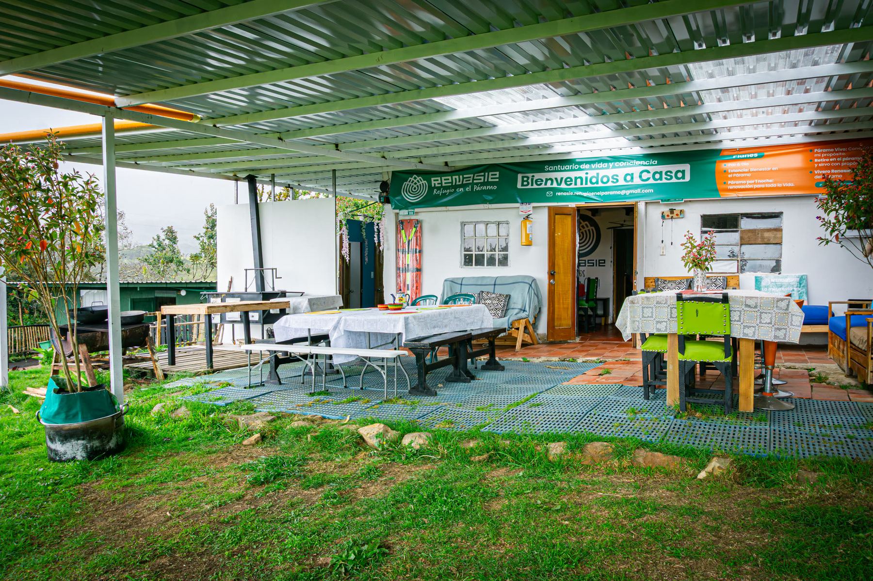Zona común al aire libre de la casa de Renasie, en el páramo de Guasca