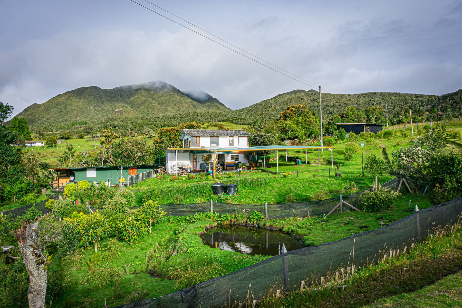 La casa de Renasie entre la huerta y la montaña del páramo de Guasca